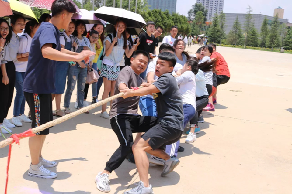 赛出风格，激情飞扬，火热的拔河赛顺利落幕。