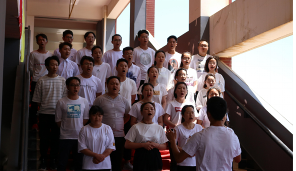 唱红歌，颂党恩