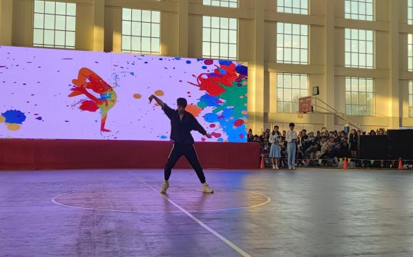 舞动青春绚丽 点燃长实激情