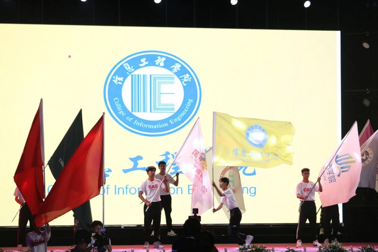 流光溢彩迎新夜，心心连新齐飞扬