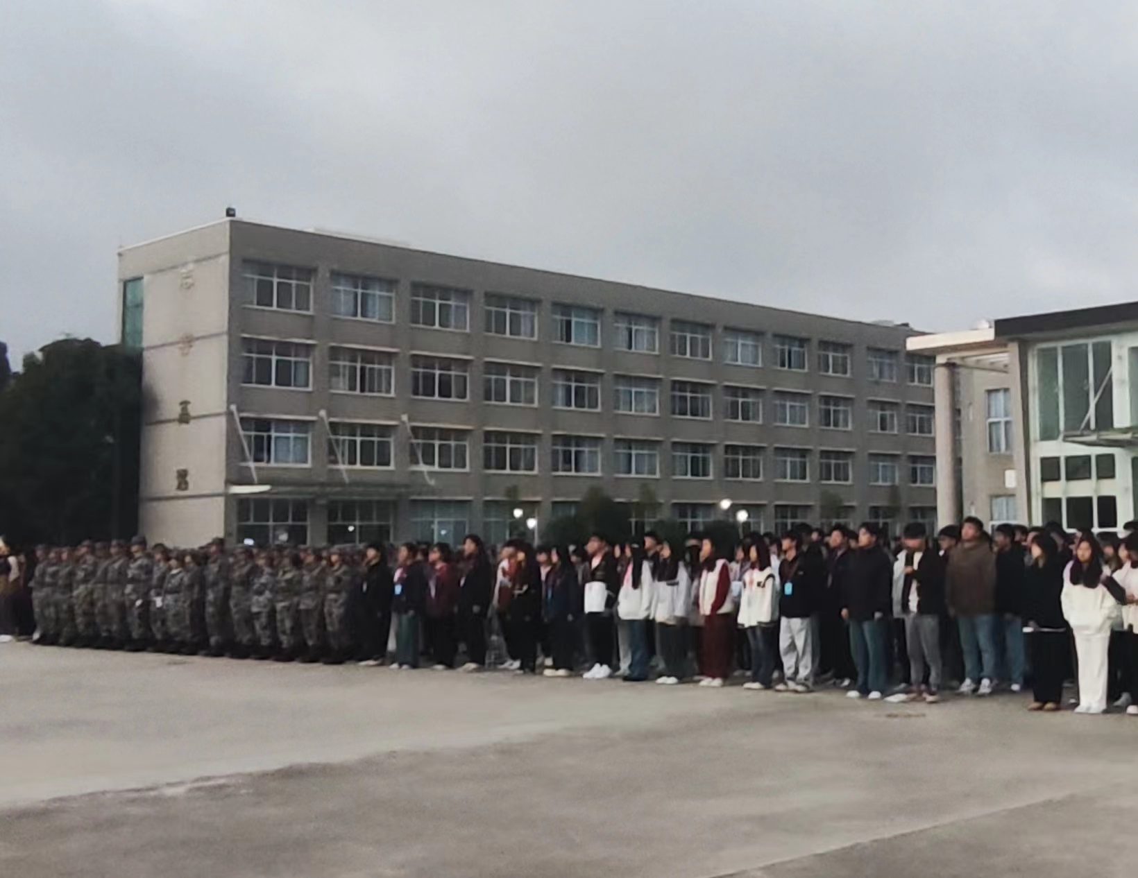 向国旗敬礼 让信念扎根