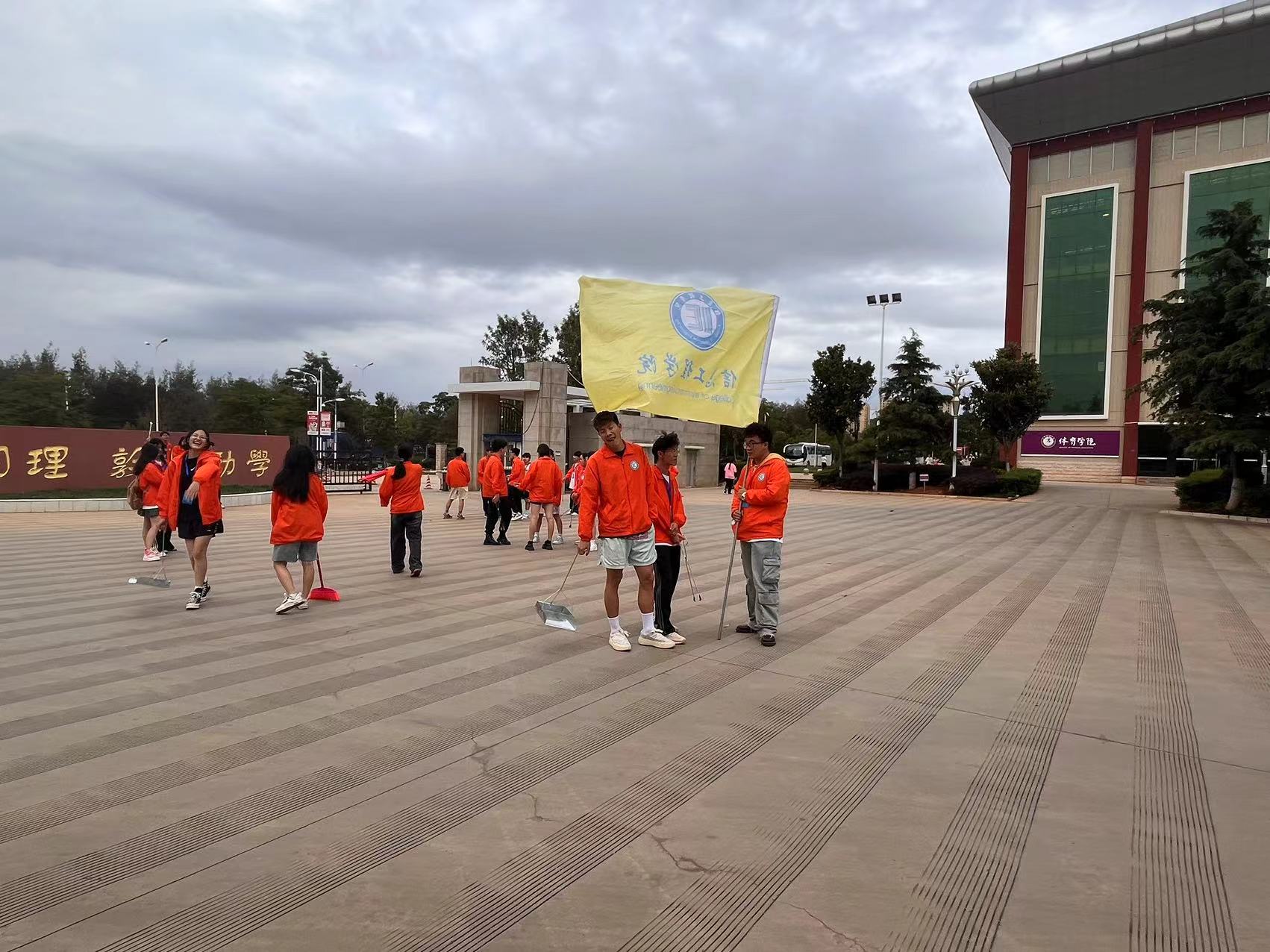 扬劳动之风，展青春之美