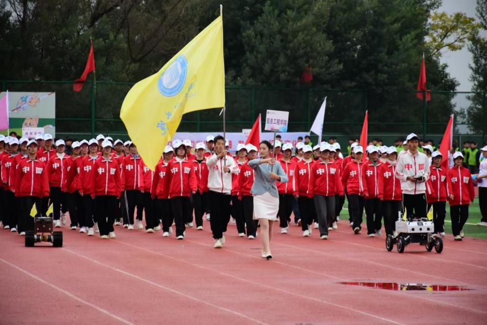 激情似火燃赛场，活力如光映碧空